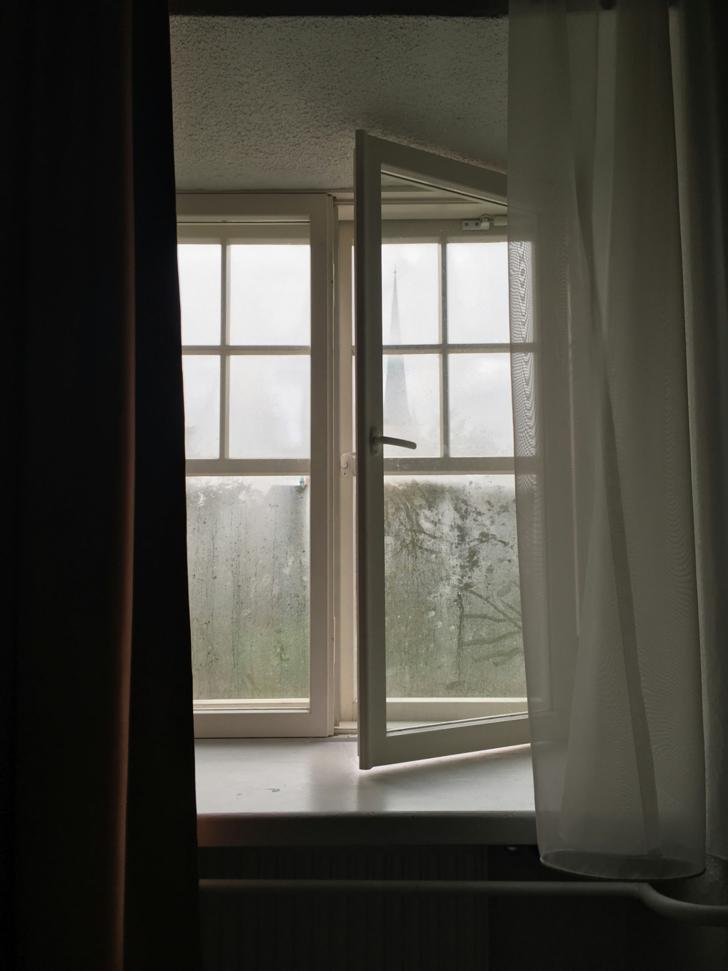 Geöffnetes Fenster mit Blick nach draußen