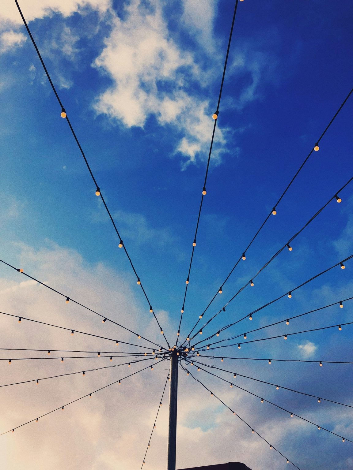 Lichterketten vor blauem Himmel
