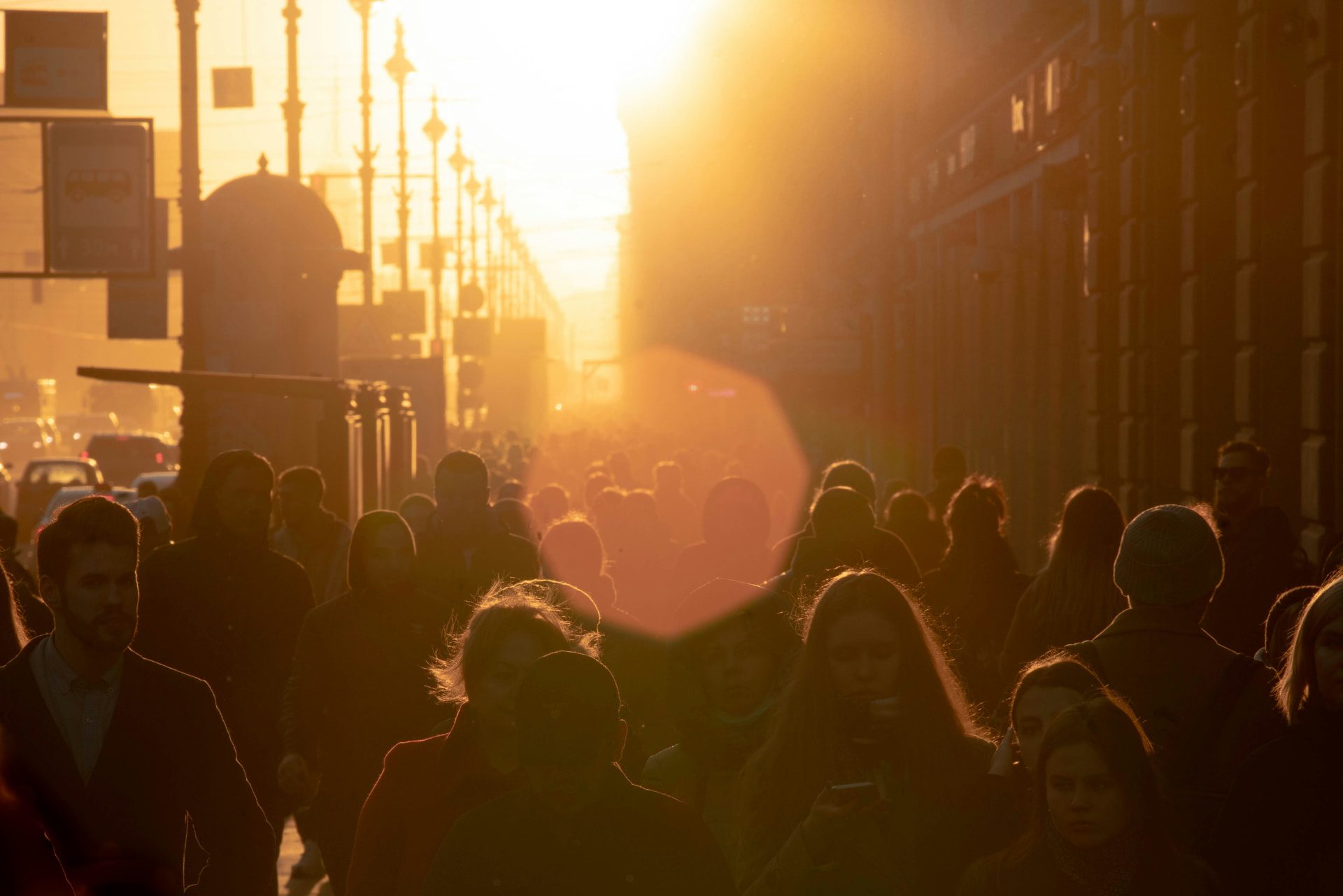 Menschenmenge im warmen Gegenlicht auf einer Stadtstraße